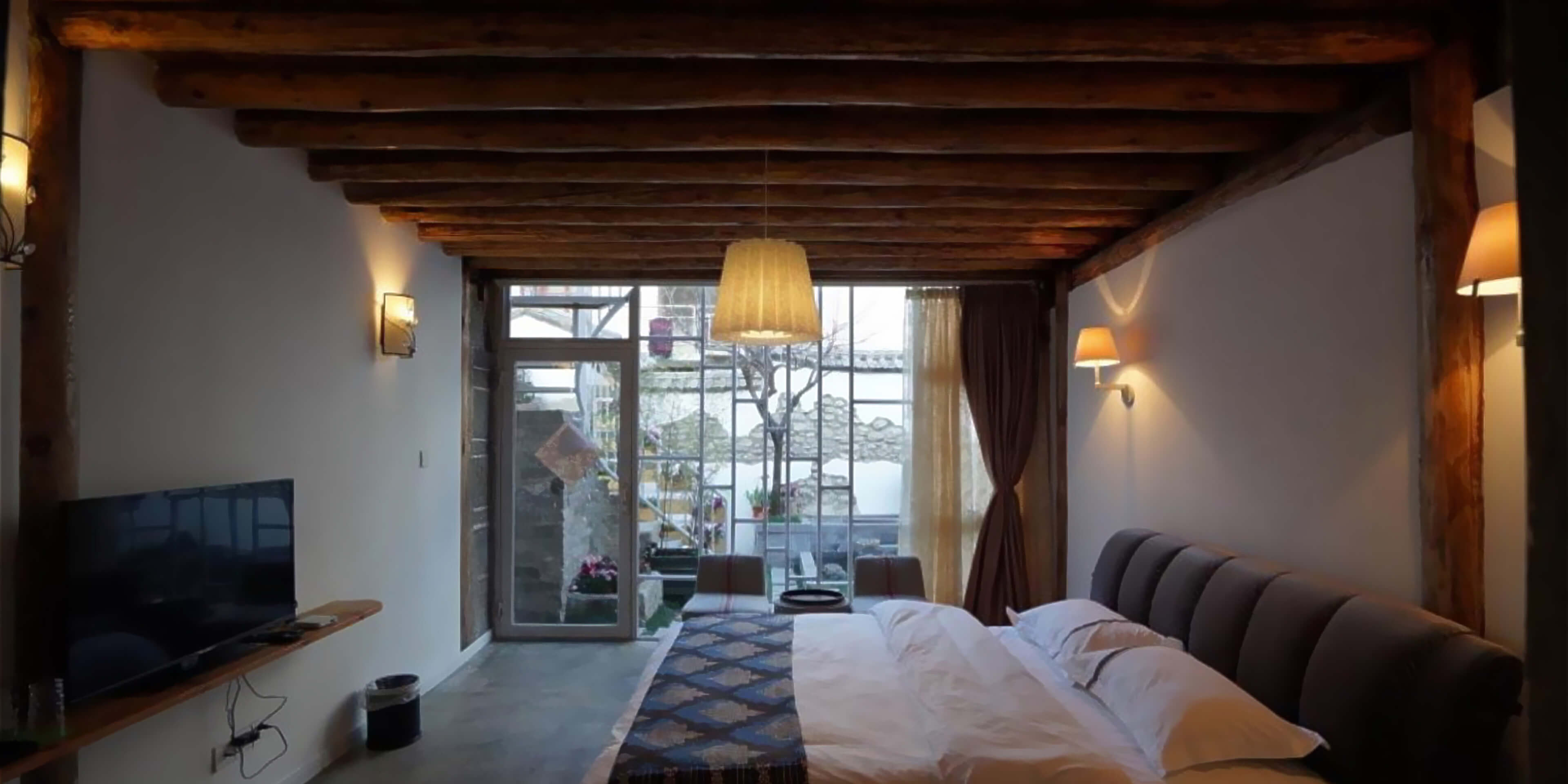 Hotel / Airbnb